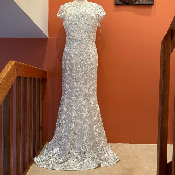 DAVID’S BRIDAL. Wedding Dress. Beautiful Lace Cap sleeves Key Hole Lo…